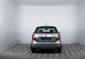 Подержанный автомобиль Skoda Fabia Hatchback 2012 года (6 фото)