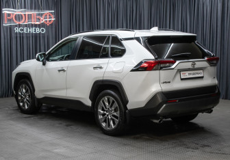 Подержанный автомобиль Toyota RAV4 2020 года (7 фото)