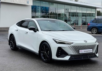 Подержанный автомобиль Changan UNI-V 2023 года (3 фото)