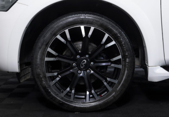 Подержанный автомобиль Infiniti QX80 2014 года (25 фото)