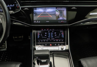 Подержанный автомобиль Audi Q8 2019 года (8 фото)