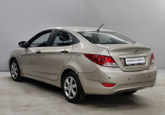 Подержанный автомобиль Hyundai Solaris Sedan 2012 года (7 фото)
