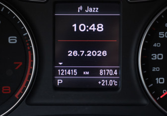 Подержанный автомобиль Audi Q3 2016 года (12 фото)