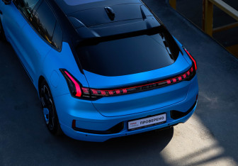 Подержанный автомобиль Zeekr 001 2022 года (14 фото)