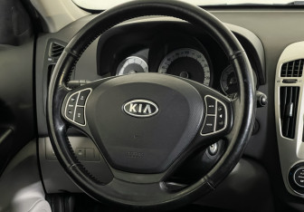 Подержанный автомобиль Kia Ceed Hatchback 2008 года (14 фото)