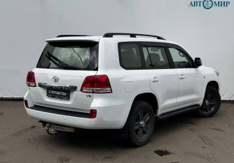 Подержанный автомобиль Toyota Land Cruiser Suv 2011 года (8 фото)