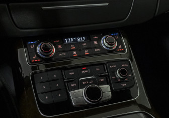 Подержанный автомобиль Audi A8 2014 года (19 фото)