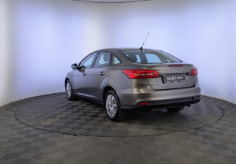 Подержанный автомобиль Ford Focus Sedan 2015 года (7 фото)