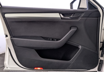 Подержанный автомобиль Skoda Superb Liftback 2017 года (19 фото)