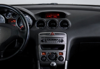 Подержанный автомобиль Peugeot 308 Hatchback 2011 года (13 фото)