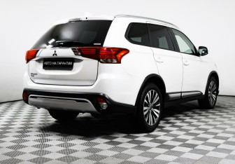 Подержанный автомобиль Mitsubishi Outlander 2020 года (3 фото)