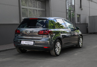 Подержанный автомобиль Volkswagen Golf Hatchback 2012 года (4 фото)