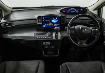 Подержанный автомобиль Honda Freed 2011 года (12 фото)