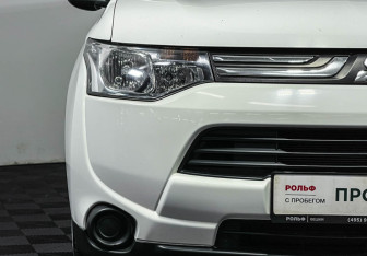 Подержанный автомобиль Mitsubishi Outlander 2012 года (14 фото)