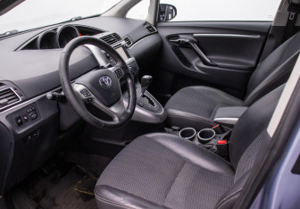 Подержанный автомобиль Toyota Verso 2013 года (10 фото)