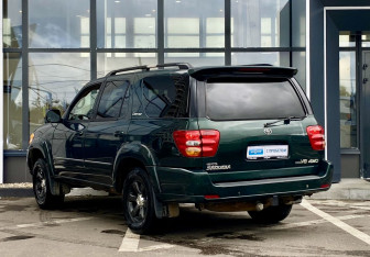 Подержанный автомобиль Toyota Sequoia 2001 года (7 фото)