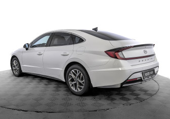 Подержанный автомобиль Hyundai Sonata 2021 года (7 фото)