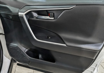 Подержанный автомобиль Toyota RAV4 2021 года (24 фото)