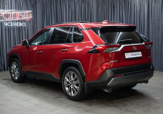 Подержанный автомобиль Toyota RAV4 2021 года (7 фото)
