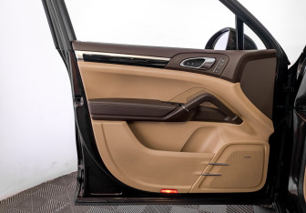 Подержанный автомобиль Porsche Cayenne 2017 года (19 фото)