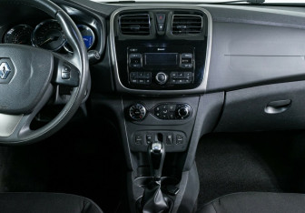 Подержанный автомобиль Renault Sandero 2017 года (7 фото)