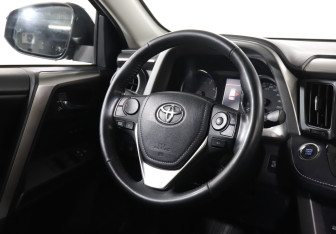 Подержанный автомобиль Toyota RAV4 2018 года (15 фото)