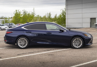 Подержанный автомобиль Lexus ES 2019 года (4 фото)