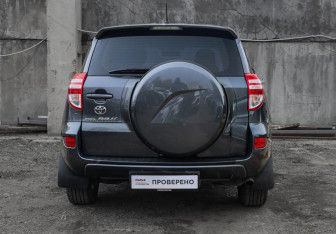 Подержанный автомобиль Toyota RAV4 2011 года (5 фото)