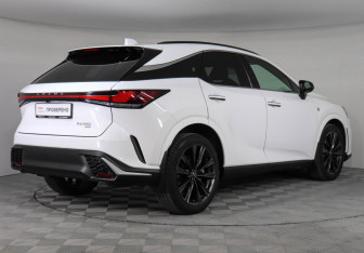 Подержанный автомобиль Lexus RX 2022 года (5 фото)