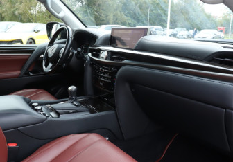 Подержанный автомобиль Lexus LX 2016 года (9 фото)