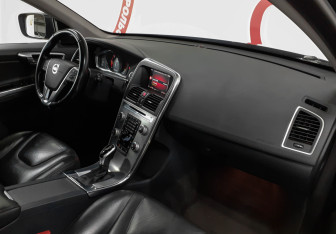Подержанный автомобиль Volvo XC60 2017 года (9 фото)