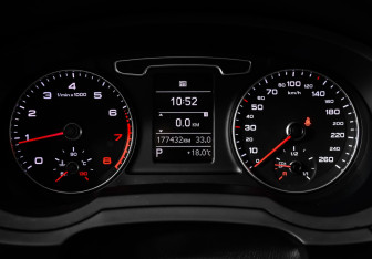 Подержанный автомобиль Audi Q3 2014 года (10 фото)