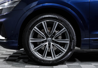 Подержанный автомобиль Audi Q8 2019 года (15 фото)