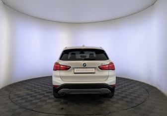 Подержанный автомобиль BMW X1 2017 года (6 фото)