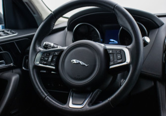 Подержанный автомобиль Jaguar F-Pace 2020 года (15 фото)
