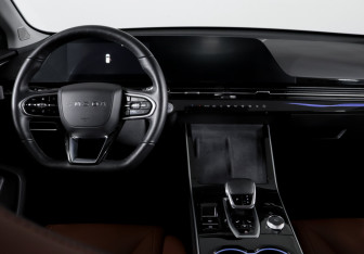 Подержанный автомобиль Omoda C5 2023 года (12 фото)