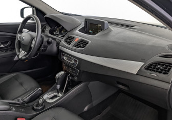 Подержанный автомобиль Renault Fluence 2011 года (13 фото)