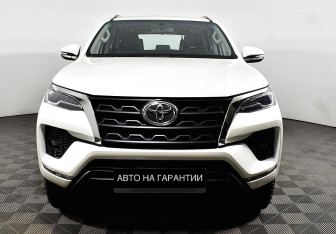 Подержанный автомобиль Toyota Fortuner 2020 года (2 фото)
