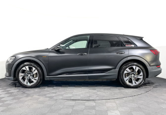 Подержанный автомобиль Audi e-tron 2021 года (8 фото)