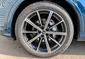 Подержанный автомобиль Audi Q7 2021 года (17 фото)