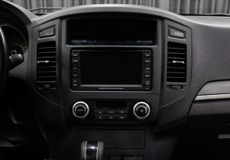 Подержанный автомобиль Mitsubishi Pajero 2012 года (14 фото)