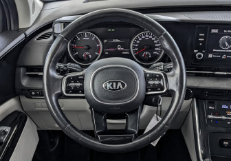 Подержанный автомобиль Kia Carnival 2021 года (21 фото)