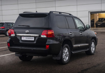 Подержанный автомобиль Toyota Land Cruiser Suv 2014 года (5 фото)