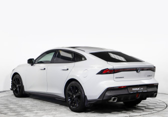 Подержанный автомобиль Changan UNI-V 2022 года (5 фото)