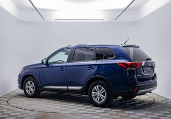 Подержанный автомобиль Mitsubishi Outlander 2015 года (7 фото)
