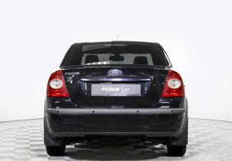 Подержанный автомобиль Ford Focus Sedan 2006 года (6 фото)