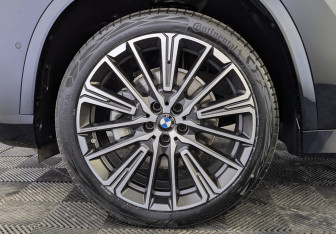 Подержанный автомобиль BMW X1 2024 года (12 фото)