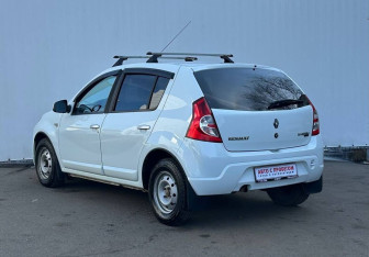 Подержанный автомобиль Renault Sandero 2012 года (7 фото)
