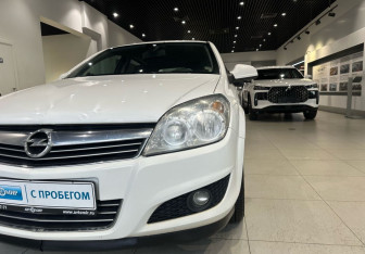 Подержанный автомобиль Opel Astra Sedan 2012 года (8 фото)