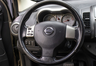 Подержанный автомобиль Nissan Note 2006 года (17 фото)